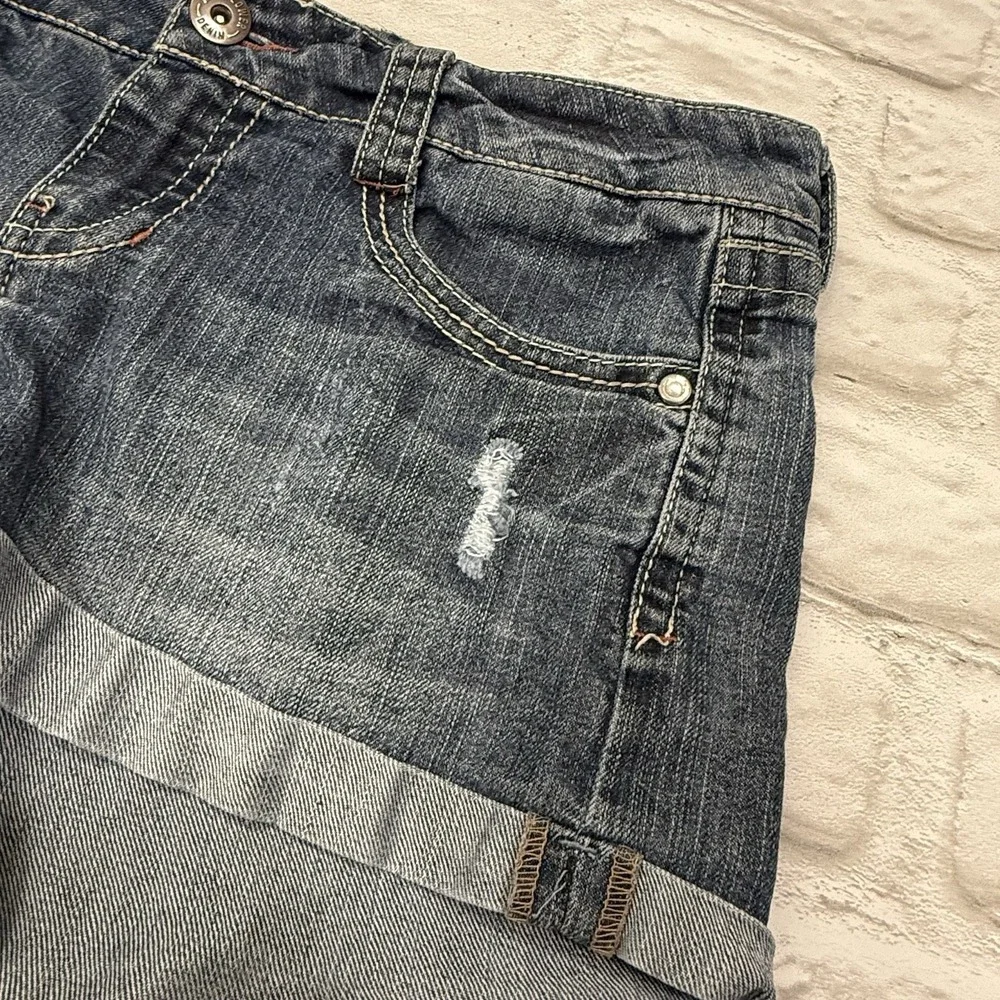 Wallflower Distressed Denim Jean Short Shorts 9 Medium Wash Blue Jean Cuffed Y2K